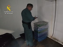 Un guardia civil revisa el material requisado.