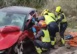 Bomberos durante las maniobras de rescate.