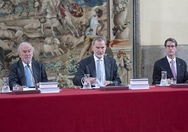 El Rey preside la reunión del Patronato de la Fundación pro-RAE.
