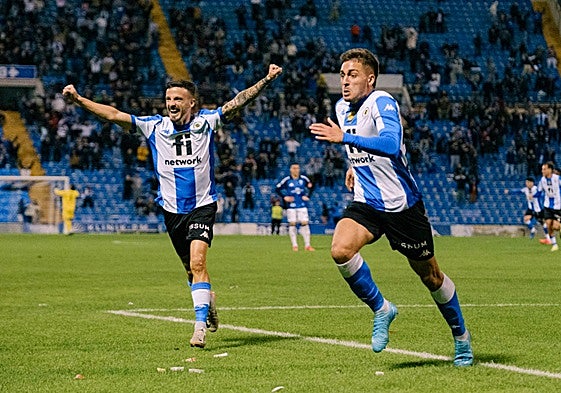 Javi Moreno levanta los brazos para celebrar el gol de Sotillos ante el Marbella.