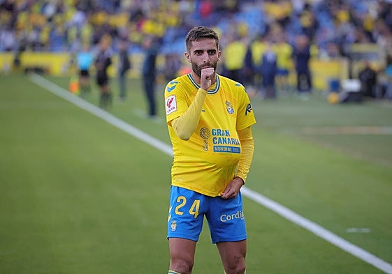 Pejiño celebra un gol con la UD Las Palmas.