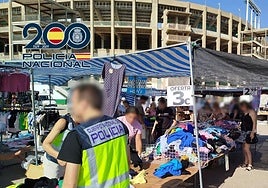 Ropa presuntamente robada vendida en uno de los mercadillos.