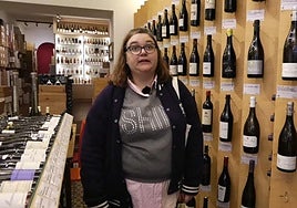 La villenense Ana Sarrió, en una tienda de vino en Borgoña, en una momento del programa.