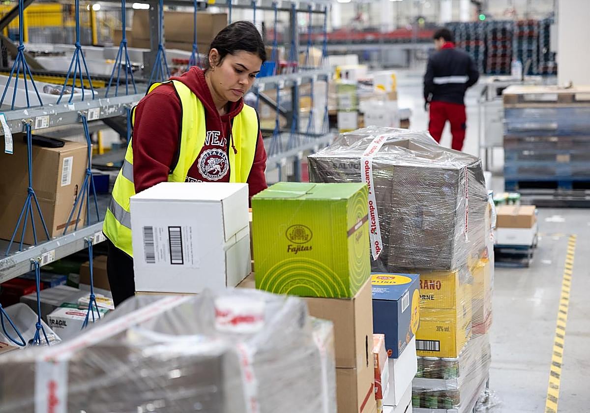Trabajadores de una empresa logística, en imagen de archivo.