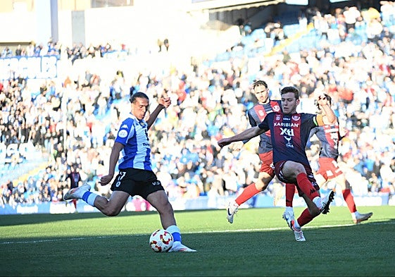 Yanisi Senhadji dispara a puerta ante el Yeclano.