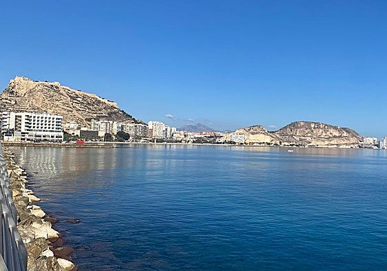 El Postiguet y el monte Benacantil desde el espigón del puerto.