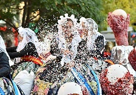 Coso multicolor de las Hogueras de Alicante.