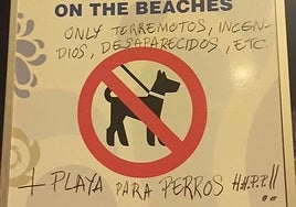Señal vandalizada en la playa de Santa Pola.