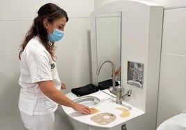 Uno de los dos nuevos baños instalados en el Hospital General de Alicante.