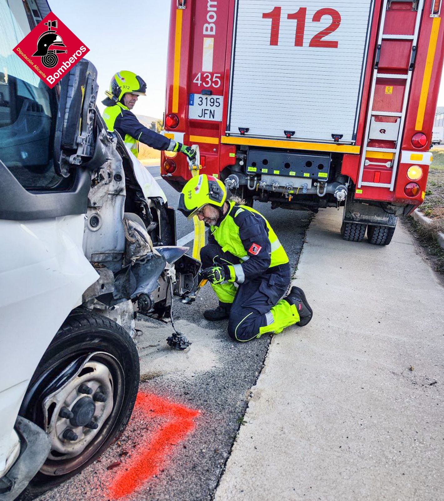 Imagen secundaria 2 - Imágenes del accidente en la CV-81.