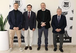 Representantes del Hércules y la UMH posan durante la firma del convenio.