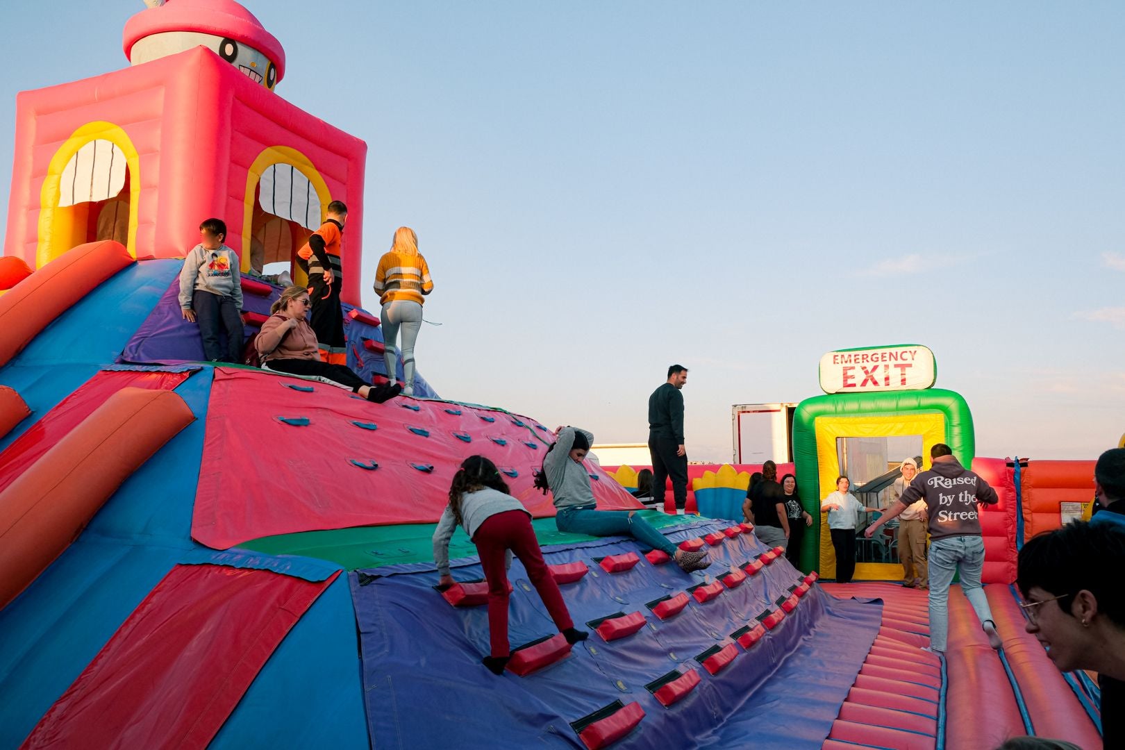 El parque hinchable más grande del mundo ya está en Alicante