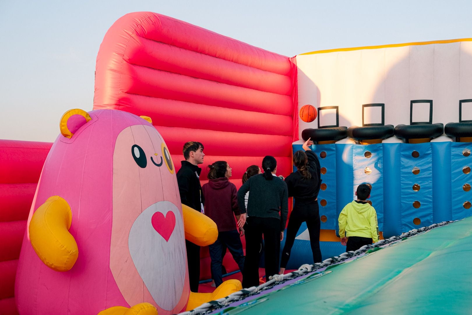 El parque hinchable más grande del mundo ya está en Alicante