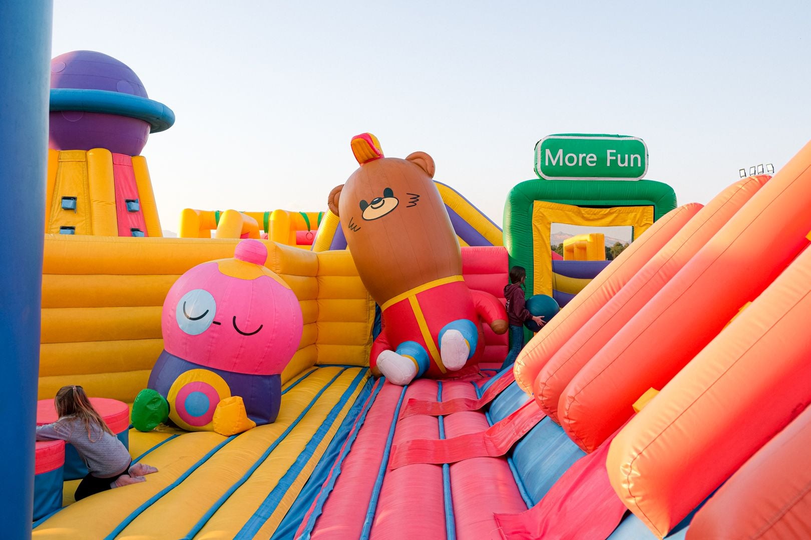 El parque hinchable más grande del mundo ya está en Alicante