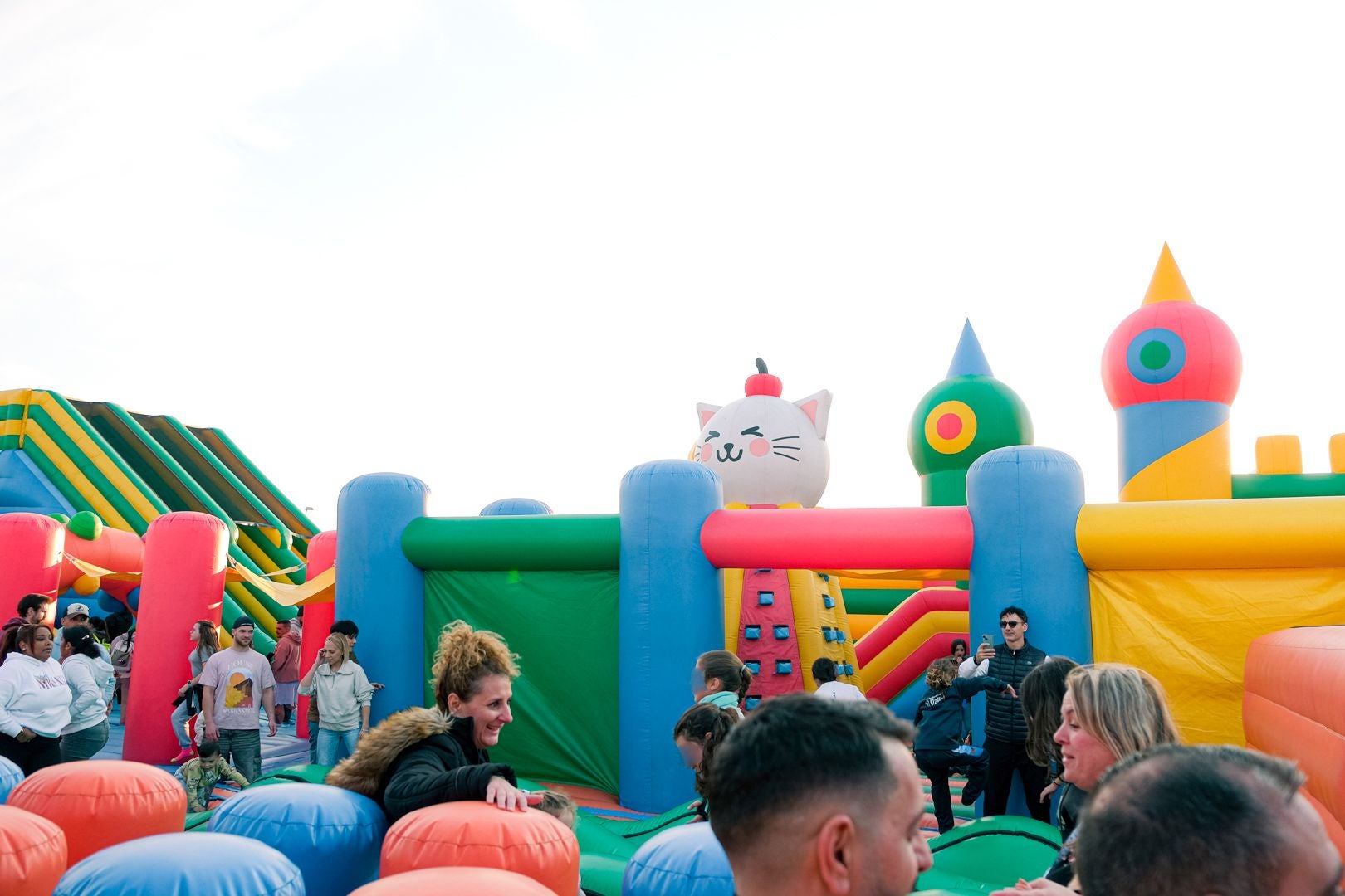 El parque hinchable más grande del mundo ya está en Alicante