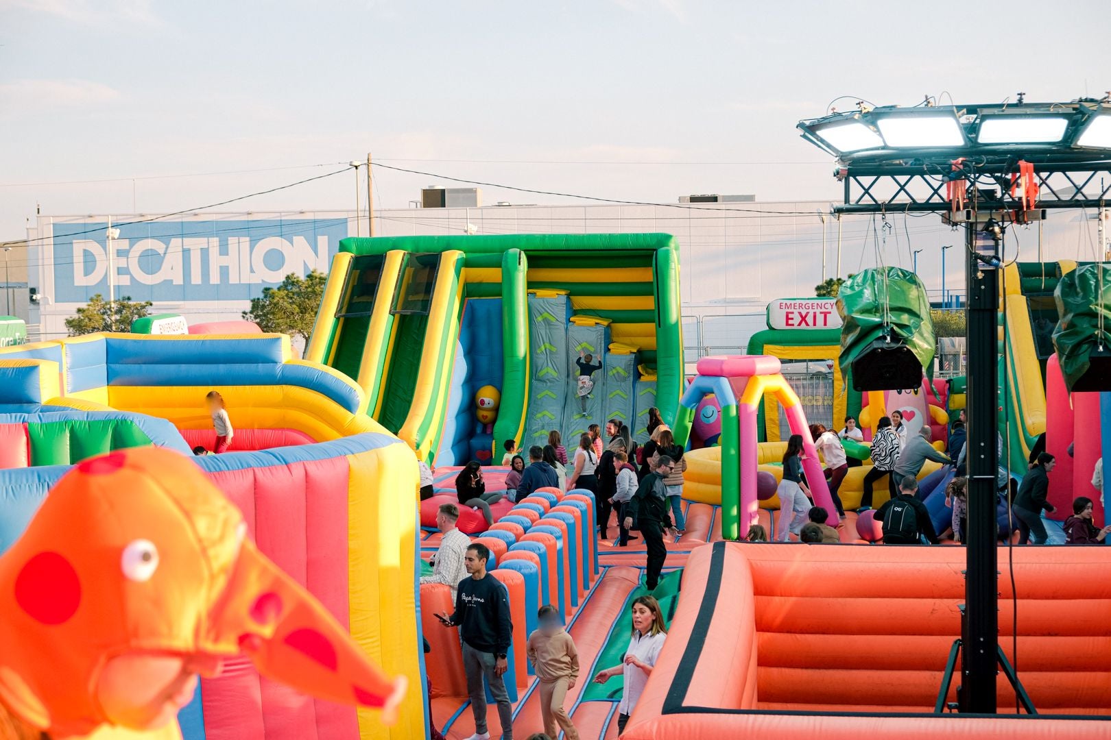 El parque hinchable más grande del mundo ya está en Alicante