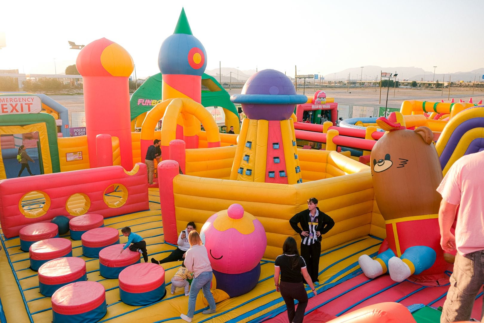 El parque hinchable más grande del mundo ya está en Alicante