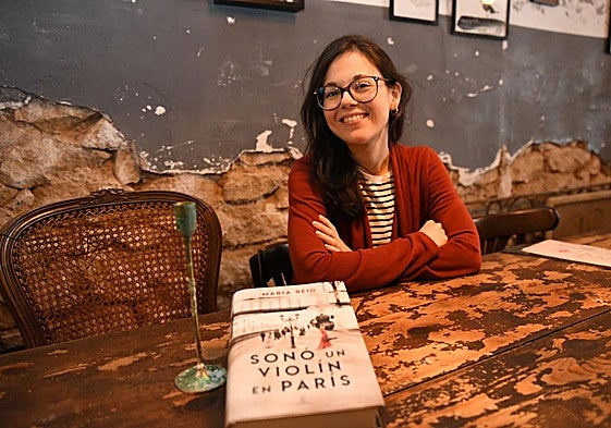 María Reig en Alicante con su obra 'Sonó un violín en París'.