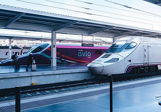 Trenes de alta velocidad en la estación de Alicante.