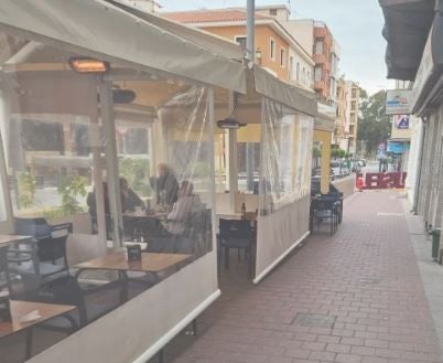 Imagen principal - Los hosteleros de Guardamar, en pie de guerra por la orden de retirada de tarimas y cerramientos de las terrazas