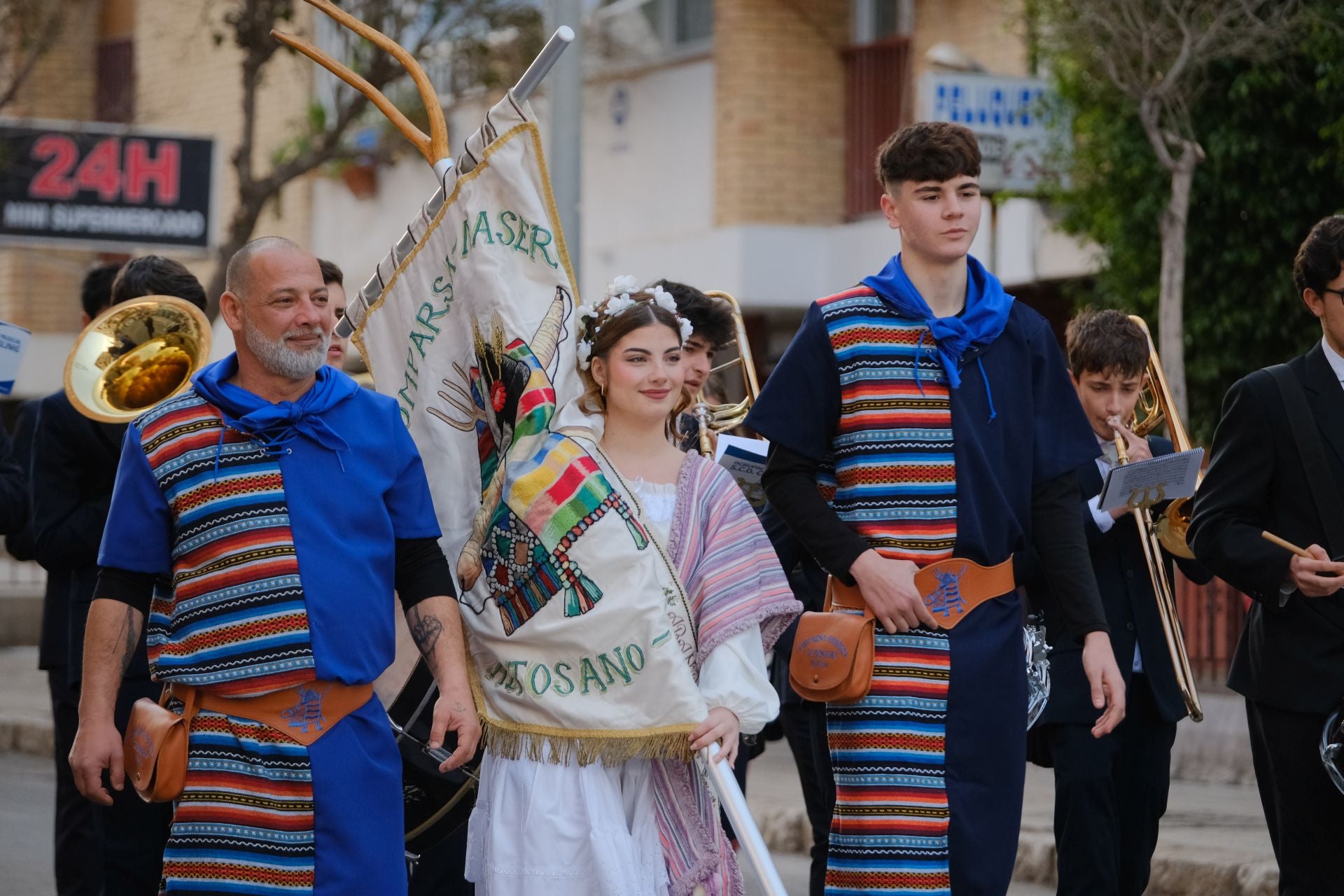 El desfile de Mig Any de los Moros y Cristianos de Altozano, en imágenes