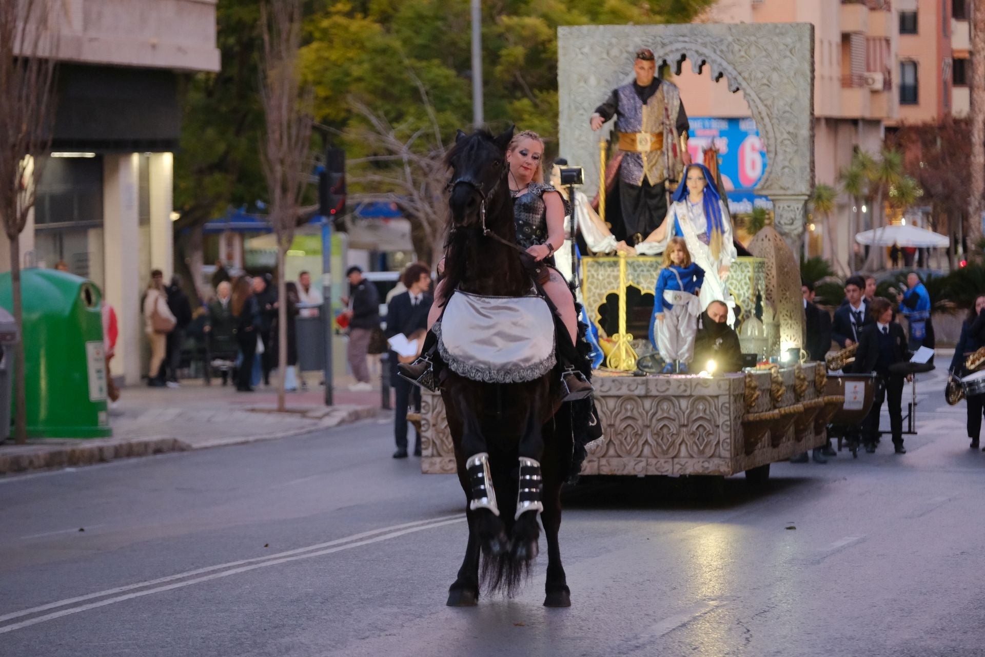 El desfile de Mig Any de los Moros y Cristianos de Altozano, en imágenes