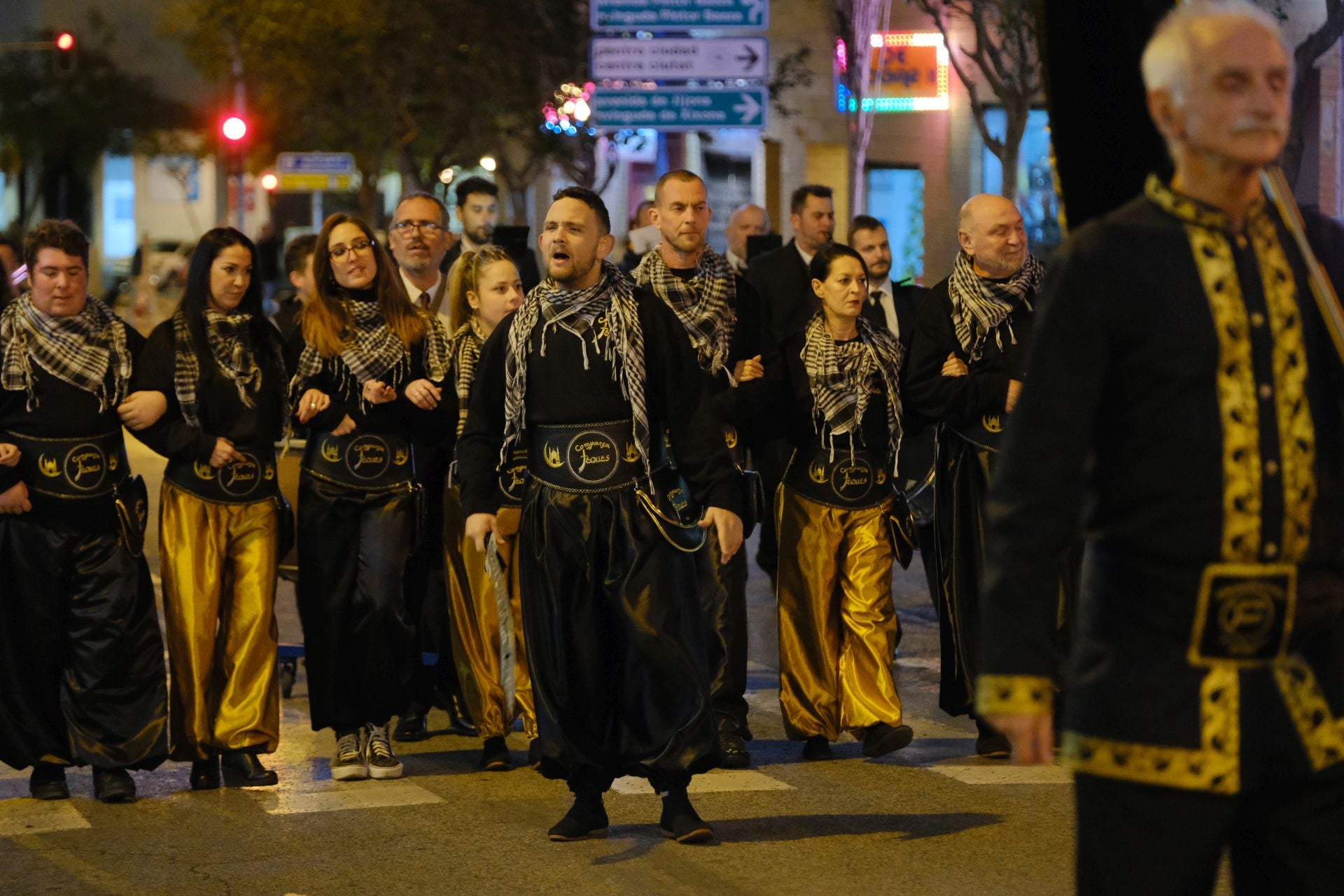 El desfile de Mig Any de los Moros y Cristianos de Altozano, en imágenes