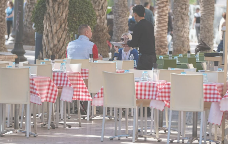 Imagen principal - El empleo turístico se estabiliza en Alicante con más de 107.000 trabajadores en 2024