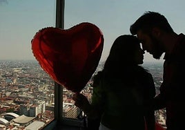 Una pareja de enamorados se besa.