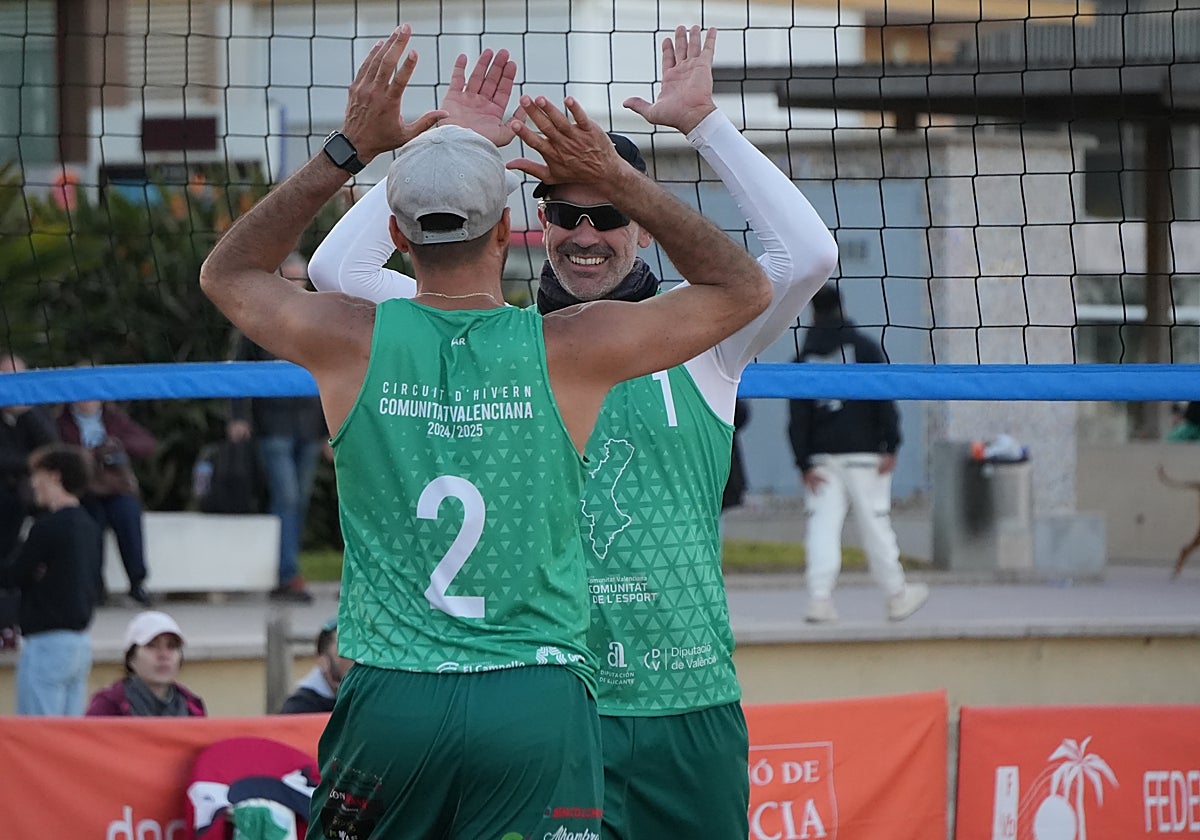 Raúl Mesa choca las manos con su compañero Hernán Tovar, este domingo en Gandia.