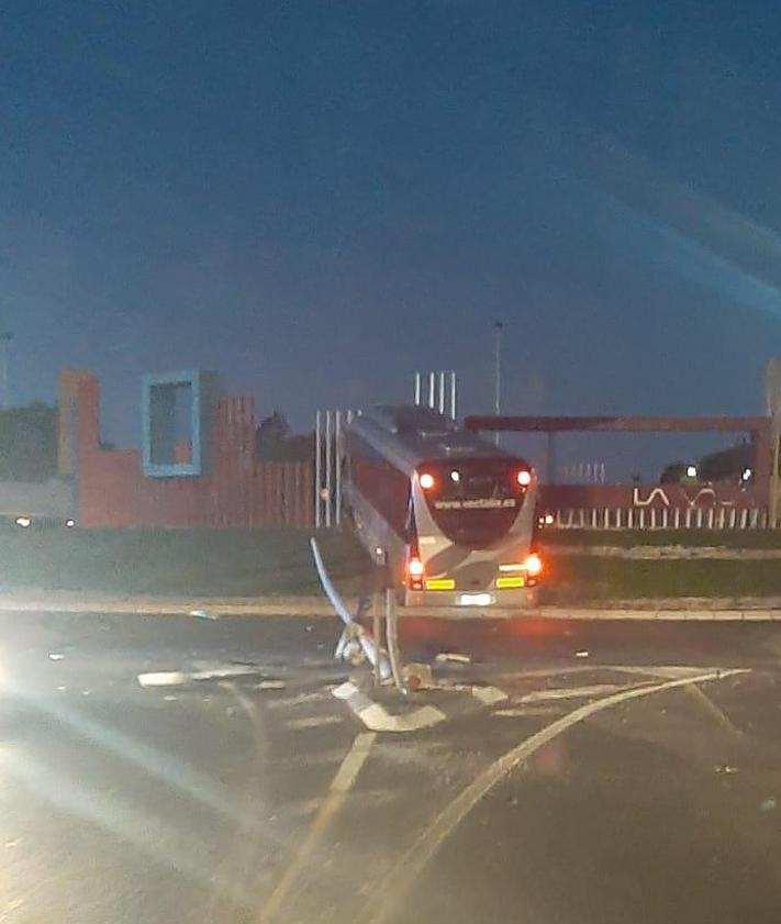 Imagen secundaria 2 - Susto en La Vila al estrellarse un autobús contra la rotonda del tanatorio