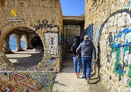 Un investigador junto al detenido en el club social, la obra abandonada de Ricardo Bofill en Calp.