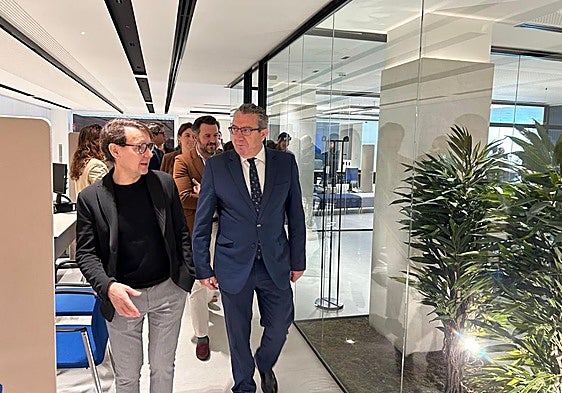 El presidente de la Diputación, Toni Pérez, y el director de SUMA, José Antonio Bielso, recorren las estancias de la nueva oficina de la entidad en Elche.