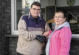 Antonio Colomina y su mujer, Ana Mari, en el bar El Loro.