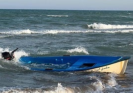 Imagen de una patera en las costas de Alicante.
