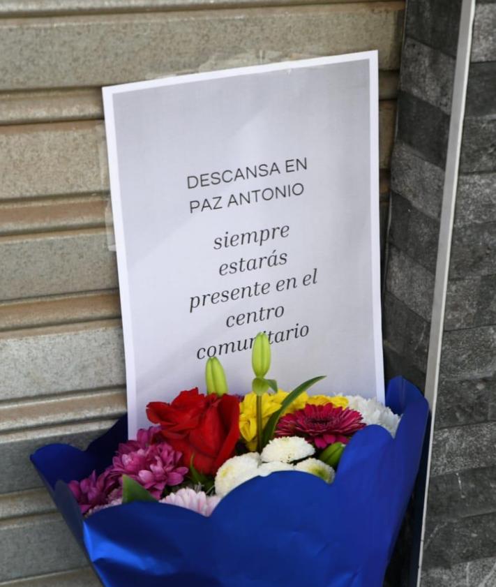 Imagen secundaria 2 - Los vecinos de Colonia Requena muestran sus condolencias a las puertas del bar de Antonio Colomina.