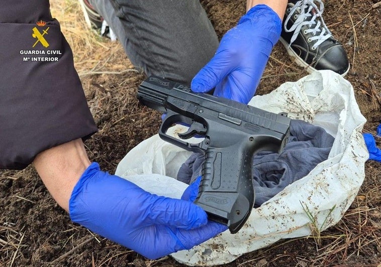 Pistola usada para el crimen, hallada por la Guardia Civil.