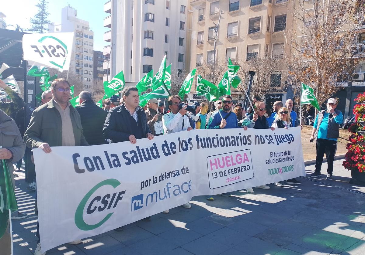 Funcionarios de Alicante salen a la calle en defensa de Muface: «Con nuestra salud no se juega»