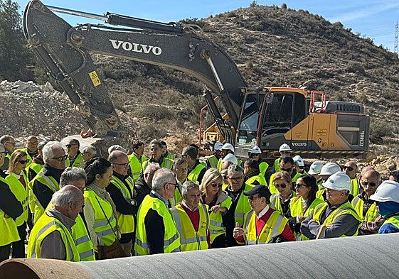 El presidente de la Junta Central de Usuarios del trasvase Júcar-Vinalopó, Ángel Urbina, con el conseller de Agricultura y Agua, Miguel Barrachina, en las obras que ejecuta la Generalitat.