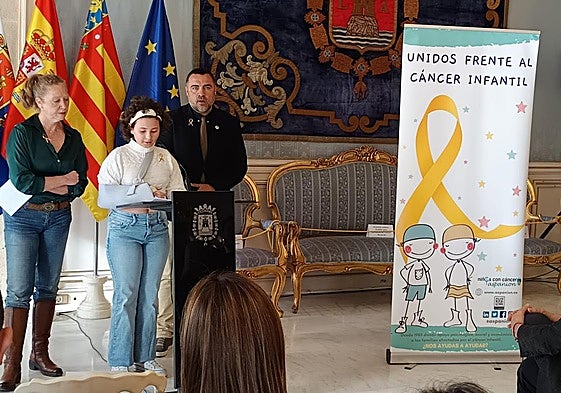 Acto por el Día del Cáncer Infantil celebrado este viernes en el Ayuntamiento de Alicante.