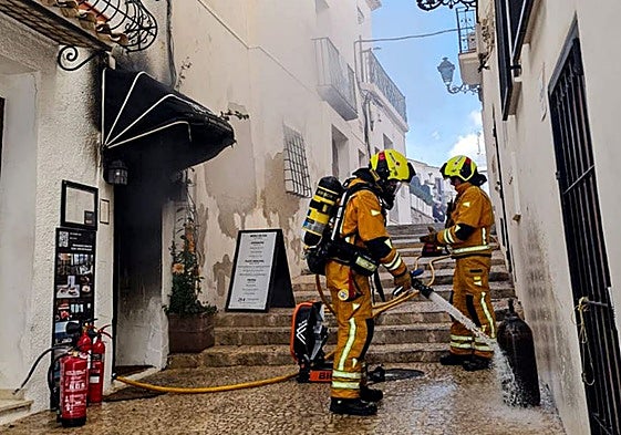 Imagen de las labores de extinción del incendio en Altea