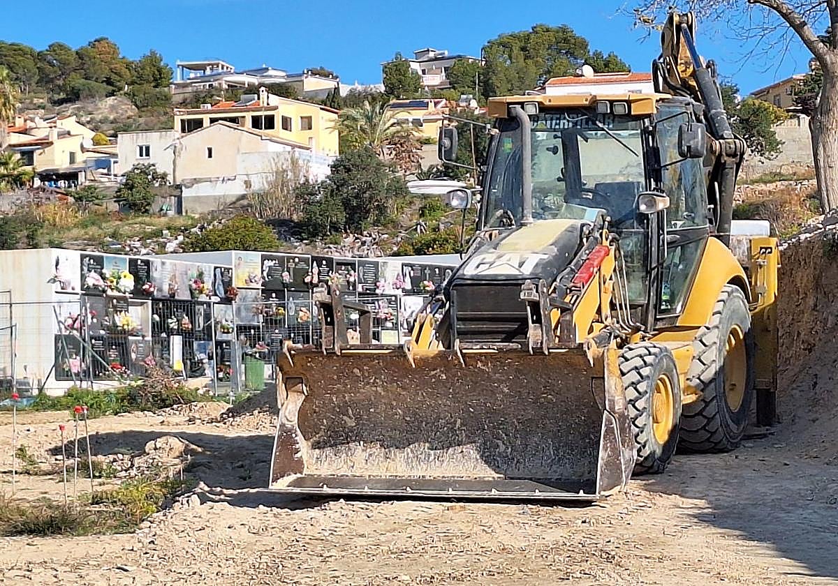 Una retroexcavadora desplaza tierra para ampliar el cementerio de Calpe.