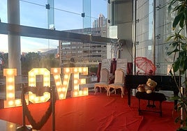 Imagen de un hotel de la ciudad de Benidorm preparado para San Valentín