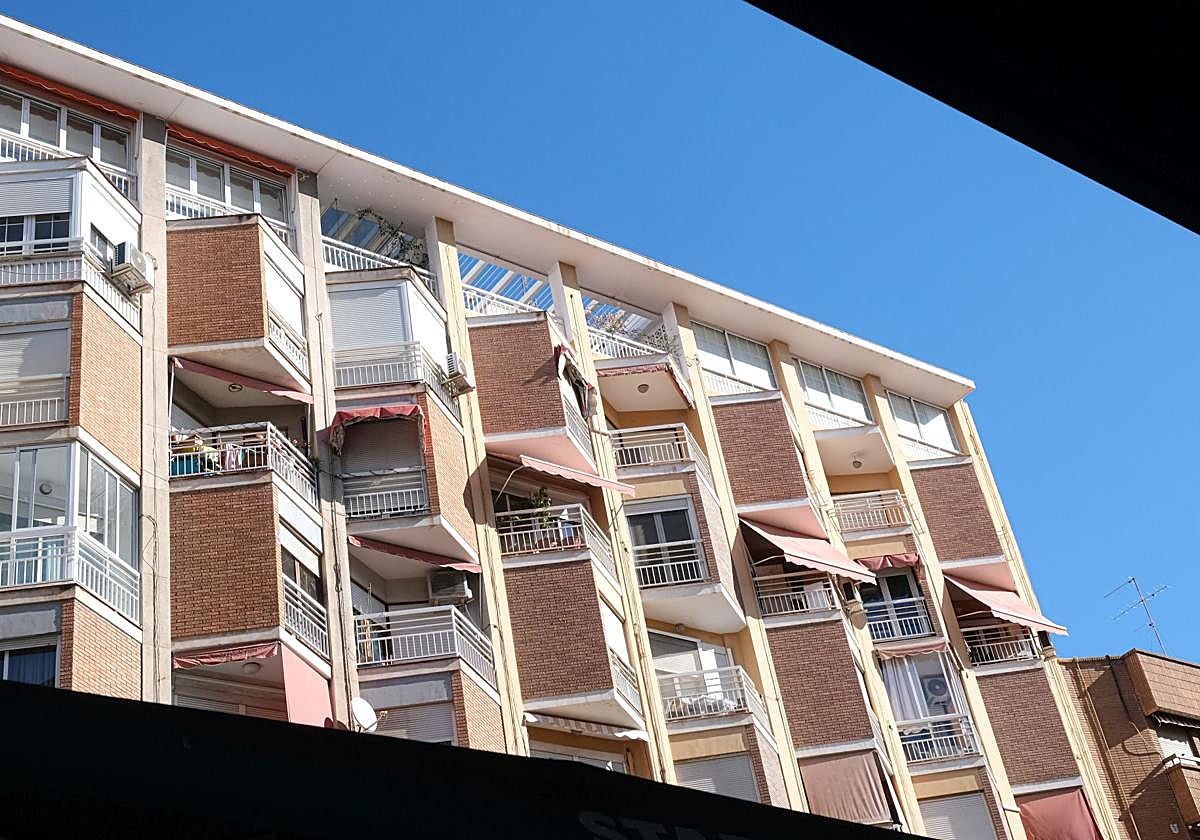 Imagen de un bloque de viviendas en la ciudad de Alicante.