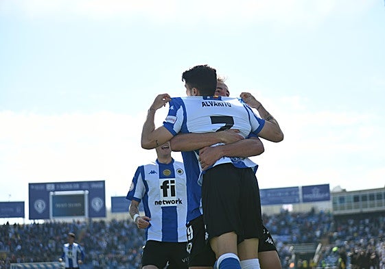 Mangada levanta a Alvarito en la celebración del único gol del encuentro.