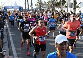 Corredores por las calles de Alicante este domingo.