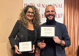 La vicerrectora Catalina Iliescu, junto al premiado Emilio Rosillo.