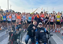 El alcalde de Alicante, Luis Barcala, con varios corredores en la salida de la Media Maratón, celebrada el domingo.