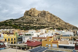Cielos cubiertos sobre el Castillo de Santa Bárbara.