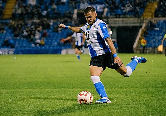 Artiles se dispone a golpear el balón con la zurda en el Rico Pérez.